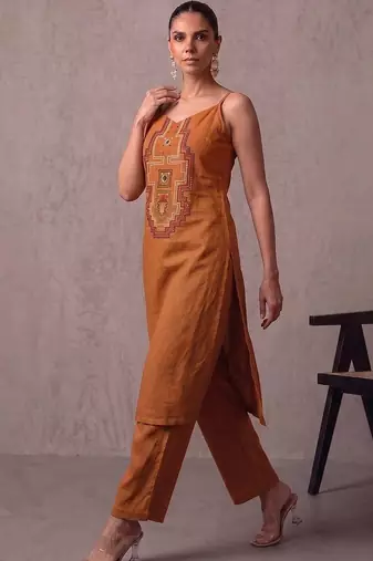 women ethnic motifs embroidered regular thread work kurta with trousers