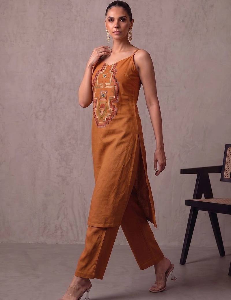 women ethnic motifs embroidered regular thread work kurta with trousers