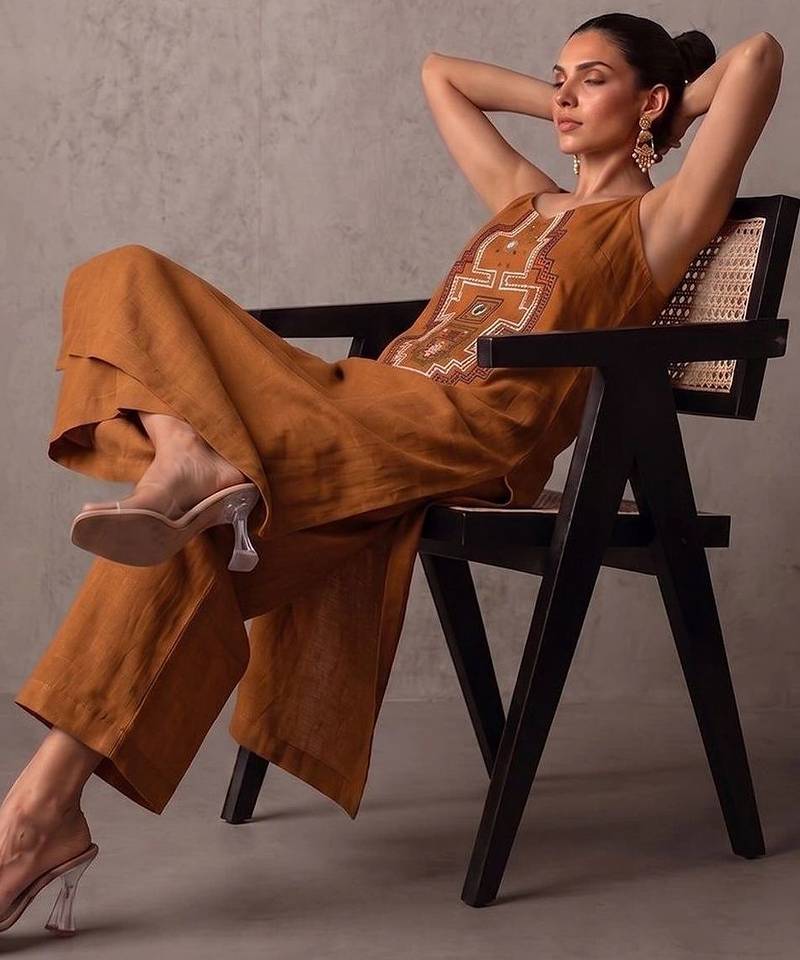 women ethnic motifs embroidered regular thread work kurta with trousers