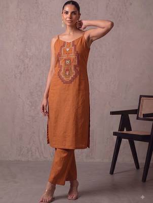 women ethnic motifs embroidered regular thread work kurta with trousers 6
