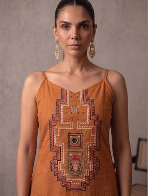 women ethnic motifs embroidered regular thread work kurta with trousers 7