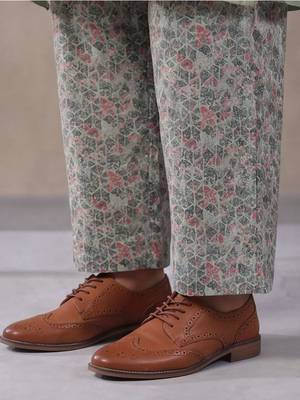 women floral regular kurta with trousers 6
