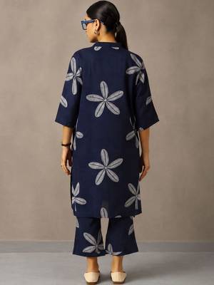 women floral printed regular cotton kurta with trousers 3