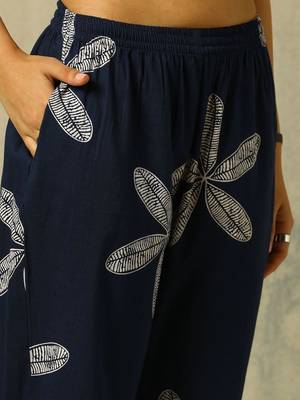 women floral printed regular cotton kurta with trousers 4