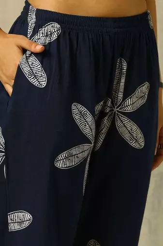 women floral printed regular cotton kurta with trousers