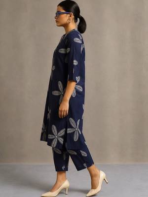 women floral printed regular cotton kurta with trousers 6