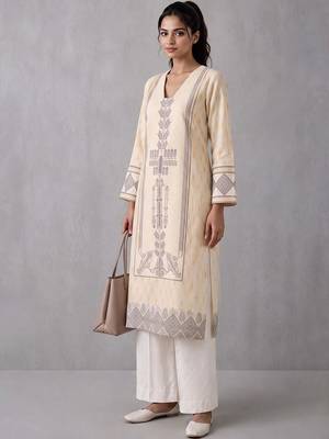 women ethnic motifs printed regular kurta with palazzos 1