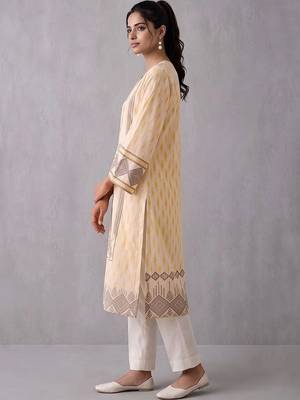 women ethnic motifs printed regular kurta with palazzos 2