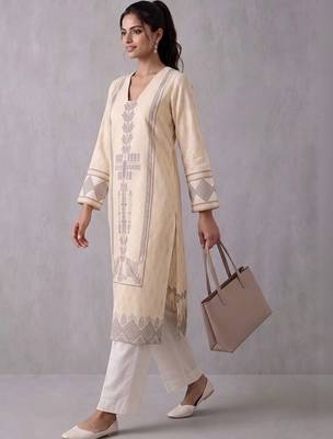 women ethnic motifs printed regular kurta with palazzos 5