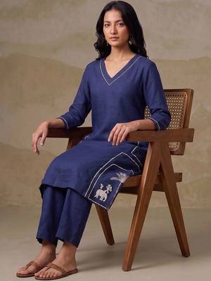 women ethnic motifs embroidered regular thread work kurta with trousers 4