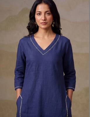 women ethnic motifs embroidered regular thread work kurta with trousers 7