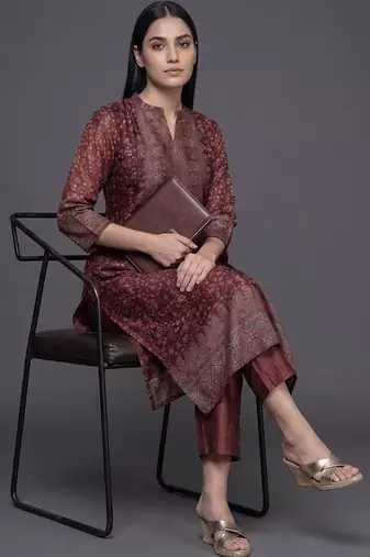 smart women printed kurta with trousers
