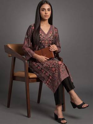 smart women printed kurta with trousers 7