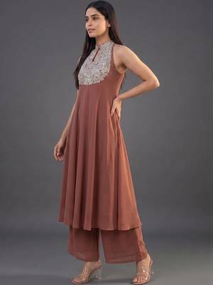 everyday workwear women embroidered kurta with palazzos 5