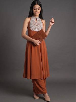 smart women embroidered kurta with palazzos 3