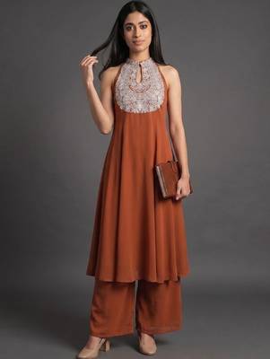 smart women embroidered kurta with palazzos 4