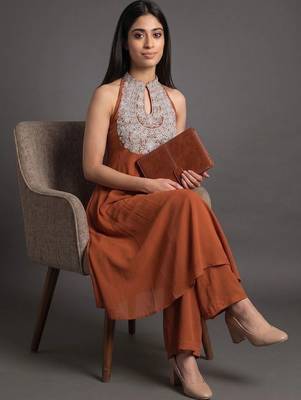 smart women embroidered kurta with palazzos 6