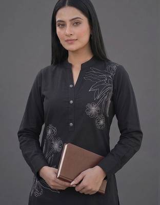 formal women embroidered kurta with trousers 5