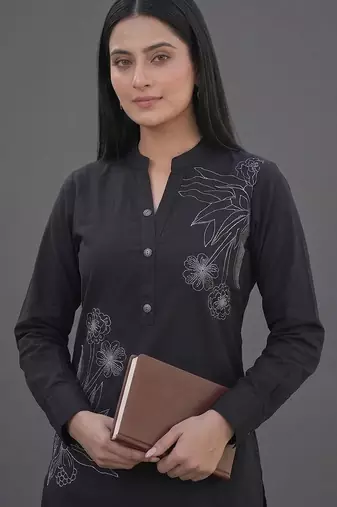 formal women embroidered kurta with trousers