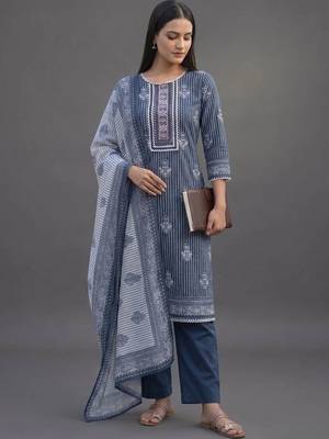 everyday workwear women printed kurta with trousers with dupatta 7