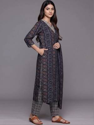 smart women printed kurta with trousers with dupatta 2