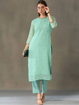 smart women embroidered kurta with trousers 3