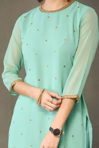 smart women embroidered kurta with trousers