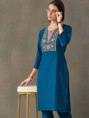 everyday workwear women embroidered kurta with trousers 2