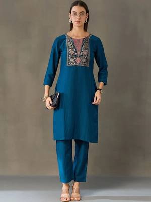 everyday workwear women embroidered kurta with trousers 3