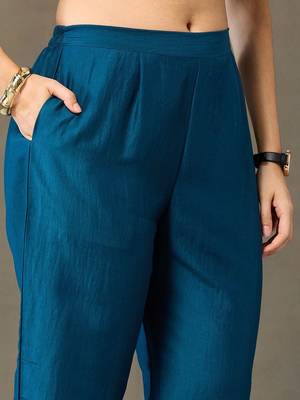 everyday workwear women embroidered kurta with trousers 4