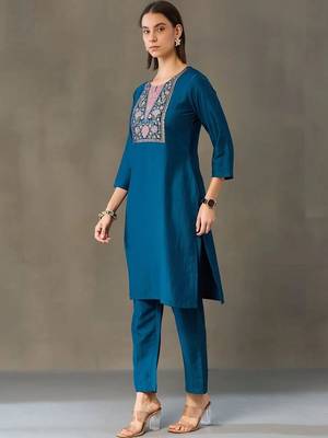 everyday workwear women embroidered kurta with trousers 6