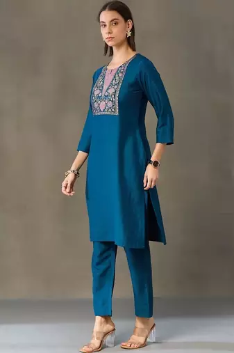 everyday workwear women embroidered kurta with trousers