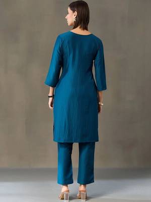 everyday workwear women embroidered kurta with trousers 7