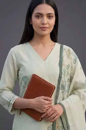 smart women printed kurta with trousers with dupatta
