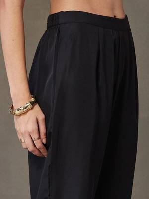 workwear women embroidered kurta with trousers 4
