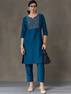 everyday workwear women embroidered kurta with trousers 3