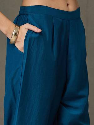 everyday workwear women embroidered kurta with trousers 4