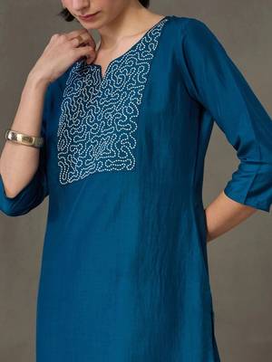 everyday workwear women embroidered kurta with trousers 5