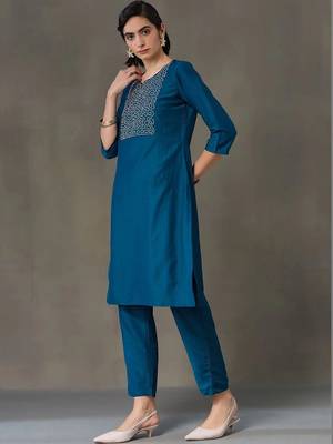 everyday workwear women embroidered kurta with trousers 6