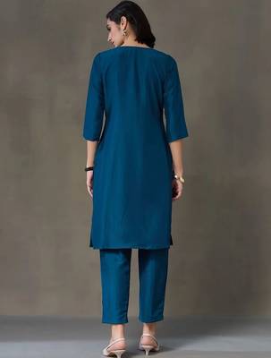 everyday workwear women embroidered kurta with trousers 7
