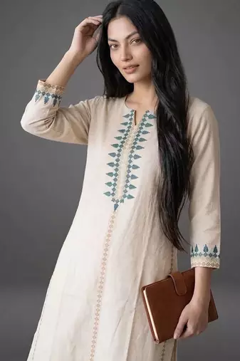 smart women embroidered kurta with trousers