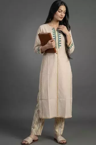 smart women embroidered kurta with trousers