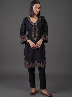structured women embroidered kurta with trousers 1