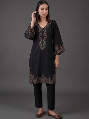 structured women embroidered kurta with trousers 2