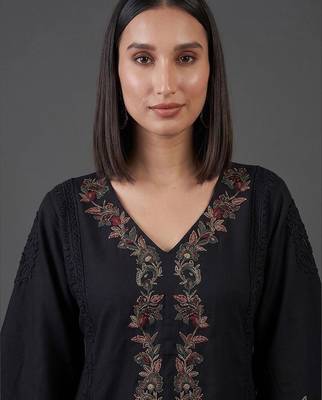 structured women embroidered kurta with trousers 3