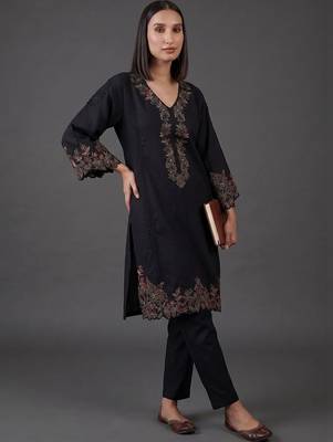 structured women embroidered kurta with trousers 7