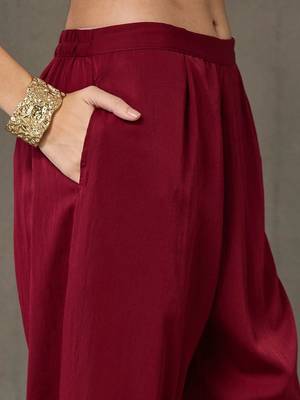 everyday workwear women embroidered kurta with trousers 4
