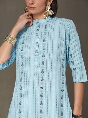 women ethnic motifs printed regular kurta with trousers 5