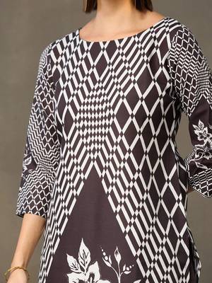 structured women printed kurta with trousers 5