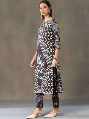 structured women printed kurta with trousers 6